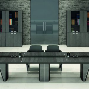 Direktionsrum med iSixty skrivbord, pc-sidobord och bokhyllan Colonna