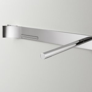 Detalj av Cut Plus väggmonterad blandare i polerat stål