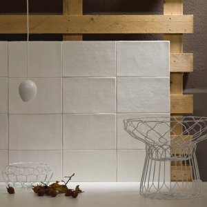 Handskuren kant paa en Bas-Relief platta