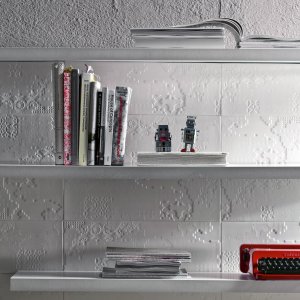 Receptionsfront med skulpterad Bas-Relief vaegg