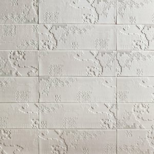 Detalj av Bas-Relief texturen Patchwork fraan Mutina