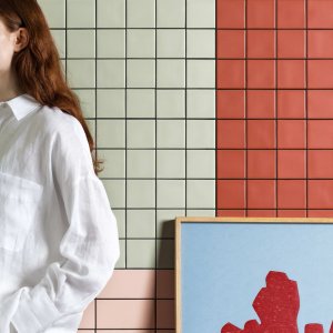 Vägg och golv i modulär Din-keramik från Mutina