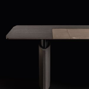 Låg Eleva sideboard på smala stålben i mörkgrå ek