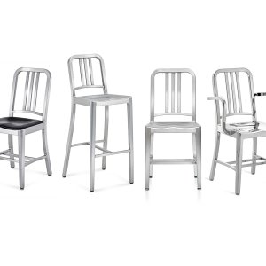 Designstolar Navy 1006 från Emeco i borstad aluminium runt ett matbord