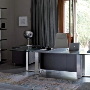 Designskrivbord Altagamma från Estel i fanér med top access som en springa och ram i aluminium