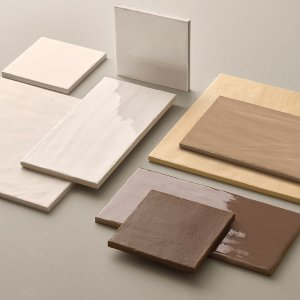 Figure från Mutina i Clay matt på golvet med två organiska former