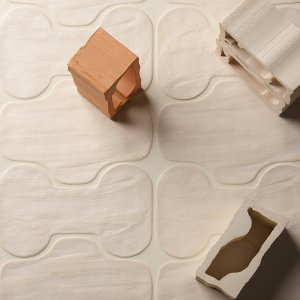 Lätt repad yta på italiensk designkeramik från Mutina