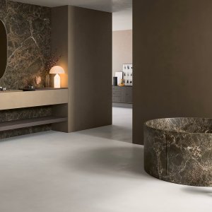 Designblandare Flora i Brushed Steel Look på en bänkskiva av grå marmor
