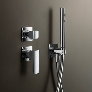 Fantini Mint på väggen ovanför tvättstället i Matt Black med rosetter