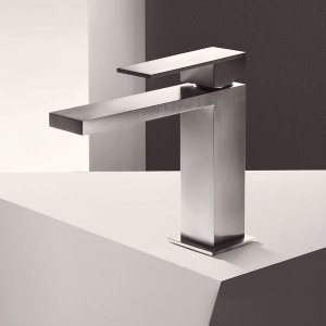 Tvättställsblandaren Mint i Matt Gun Metal PVD sedd framifrån