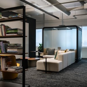 Fasad i laminerat akustikglas på Framery Four