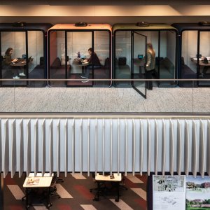 Roterande skärmarm i bordsbenet på Framery Four