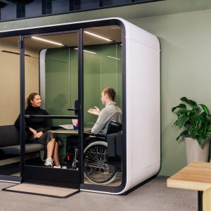 Framery Four Accessible med fällbara möbler