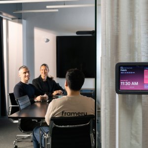 Ullklädsel och kuddar på sofforna i Framery Four