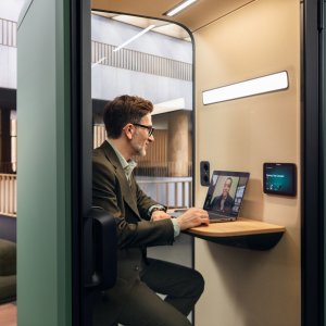 Dörr av laminerat akustikglas på Framery One Compact
