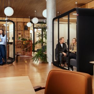 Whiteboard monterad på skenan utanpå Framery Four