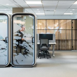 Framery One Compact från sidan på en dryg kvadratmeter
