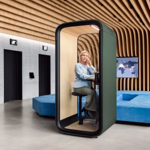 Interiör i Framery One Compact med bord av björkplywood