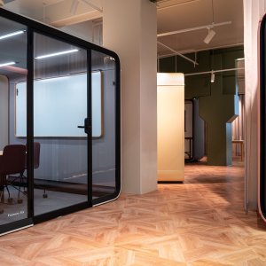 Fasad i laminerat akustikglas på Framery Six