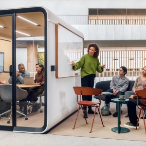 Framery Six mötesrum på ett svenskt kontor