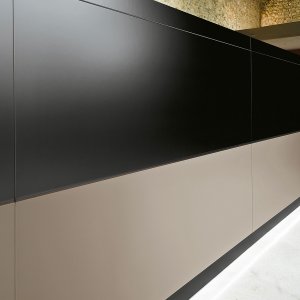 Kabellucka i aluminium i arbetsskivan på receptionsdisken Vogue