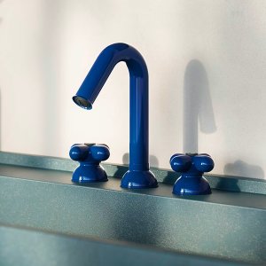 Den bågformade röda pipen på tvättställsblandaren I Balocchi från Fantini