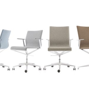 Konferensstolar Stick Chair från ICF Office runt mötesbordet