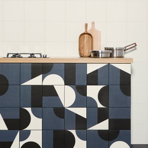 Enfärgade Puzzle plattor på en kontorsvägg