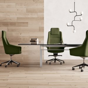 Chefsstol Jera Chair från Las Mobili med kviltad klädsel och polerat femarmat aluminiumfotkryss