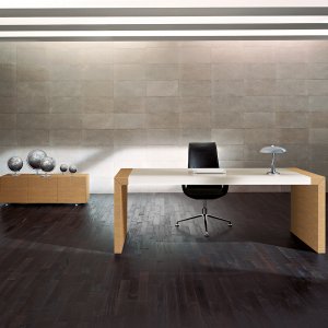 Designskrivbord Kyo från Martex i ett ledningsrum