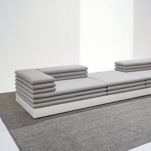 Högblank mörkgrå lackad sockel på soffan Acamante, detalj nere vid golvet