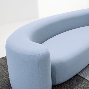 Mellanstor sittpuff ur Lisse-familjen fotograferad utan soffan