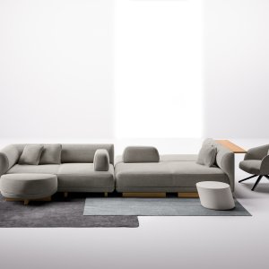Träskärm i Node+ på egen bas bredvid en loungesoffa