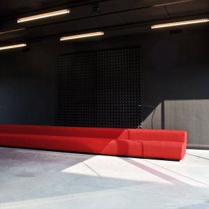 Tvåfärgad Osaka-soffa i en hotellobby