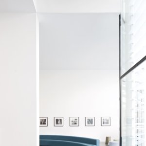Bänk Osaka utan rygg, 330 cm, använd från båda sidor i ett atrium