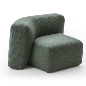 Fåtölj Suiseki intill ett soffbord i loungen
