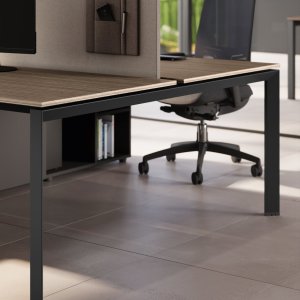 Operativ desking-bench 5th Element från Las Mobili på trapetsformade bryggben i draget stål