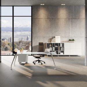 Énosi designskrivbord av Nikolas Chachamis i ett ljust ledningsrum, Stockholm