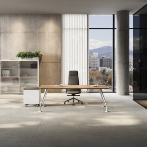 Énosi designskrivbord från Las Mobili med glasskiva i Extravit och förkromade koniska ben