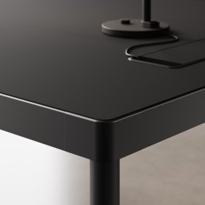Ljudabsorberande frontskärm i Gabriel-tyg med metalltavla på ett Fil Rouge-skrivbord