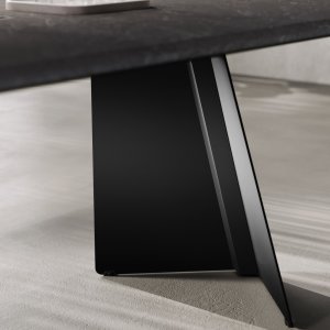 Monolith soffbord med keramisk Calacatta-skiva och svarta V-ben