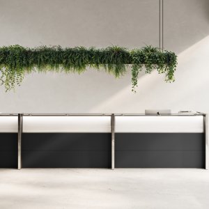 Hylla i härdat glas på Nice-disken på svarvade stöd av rostfritt stål