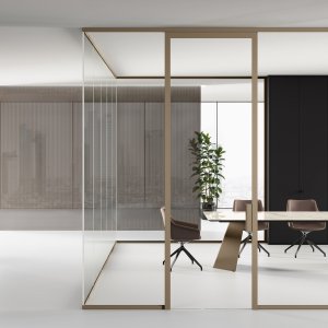 Detalj av aluminiumgolvprofilen på den enkelglasade Mood M1-väggen