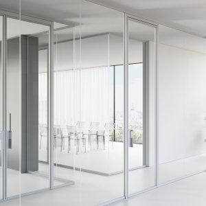 Utanpåliggande skjutdörr i glas ur Mood-systemet med dold överskena