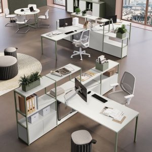 Arbetsplatssystemet Sigma från Las Mobili med bench-skrivbord på kvadratiska stålben