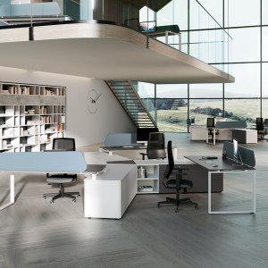 Loft arbetsplats i ett öppet kontor