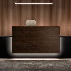 Receptionsdisk Lux från Bralco med omlöpande LED-ljus