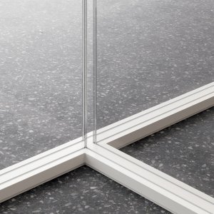 Satinerat glas för avskildhet i väggen M2 — Quadrifoglio system