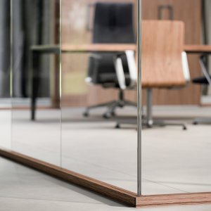 Ventilationsgaller på en tät dörr i glasväggen i Quadrifoglio systemet