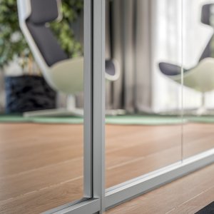 Aluminiumprofil i bronsyta i väggsystemet från Quadrifoglio